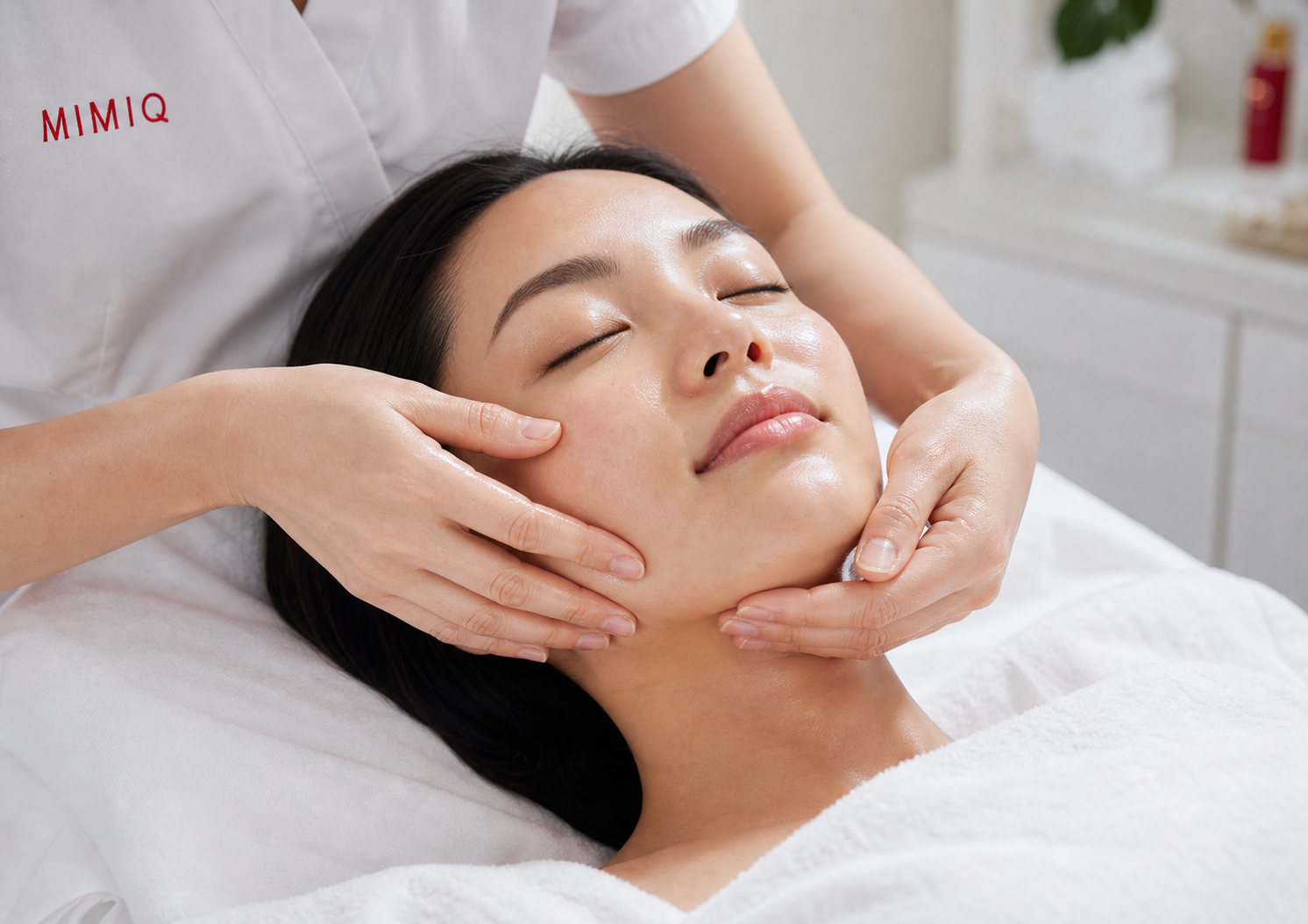 MIMIQ therapist assessing facial puffiness before a gentle Bangkok treatment